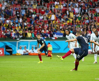 法甲第30轮巴黎圣日耳曼对战里昂，巴黎锋线强硬，里昂后防线孱弱