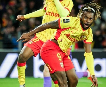 法甲神剧本！朗斯3-1逆转登顶，巴黎又得当追兵