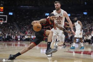 哈登18分米切尔15分 骑士惨败猛龙总分2-1