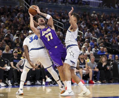 东契奇与比塔泽互喷被吹罚技术犯规 停赛无缘对战活塞